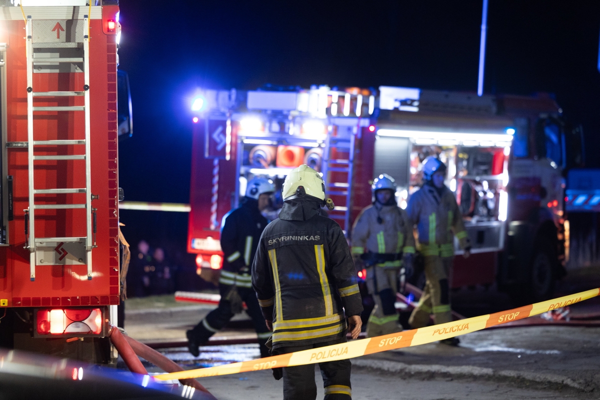 Baldų gamykloje Šiauliuose naktį kilo gaisras