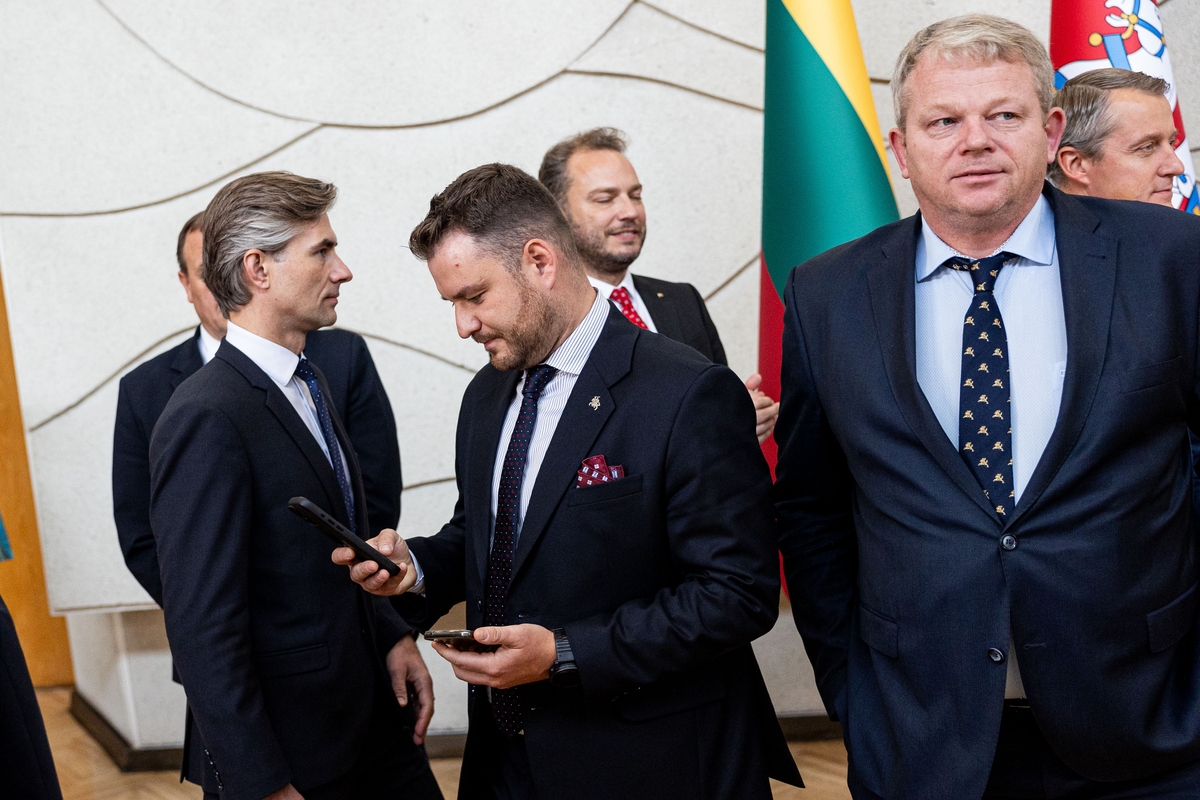Naujosios sudėties Vyriausybė susirinko į pirmąjį posėdį