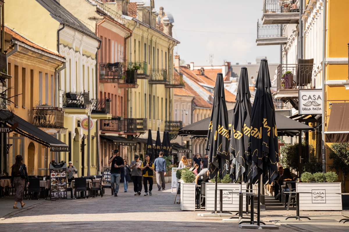 Siūlymas: opozicija pateikė projektą, kuriuo siekiama visiems Senamiesčio restoranams leisti 2026 m. nemokamai įsirengti lauko kavines.