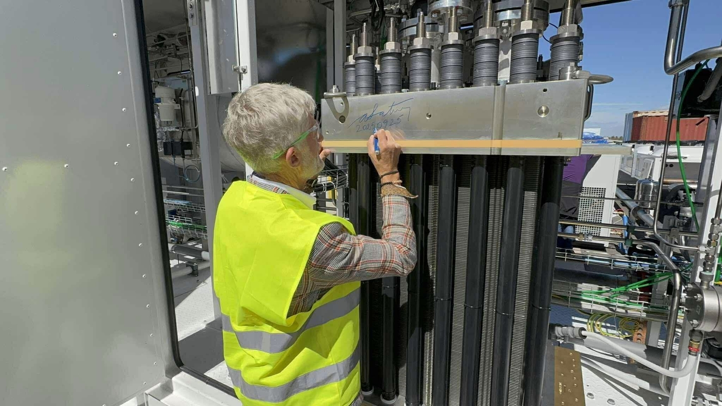 Testavimas: svarbus žingsnis Klaipėdos uosto žaliojo vandenilio projekte – išbandytas vandenilį gaminsiantis elektrolizeris.