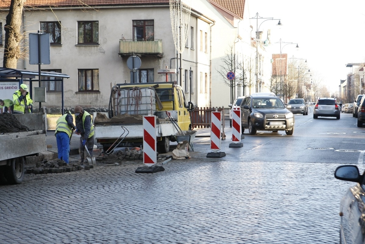 Darbai: artimiausiomis savaitėmis kelininkai darbuosis Liepų gatvėje ir aplinkinėse nuovažose – naujas asfaltas turėtų atsirasti iškart už grindiniu iškloto ruožo.