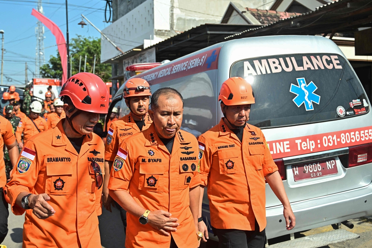 Indonezijoje sugriuvus mokyklai, 91 žmogus vis dar laikomas dingusiu