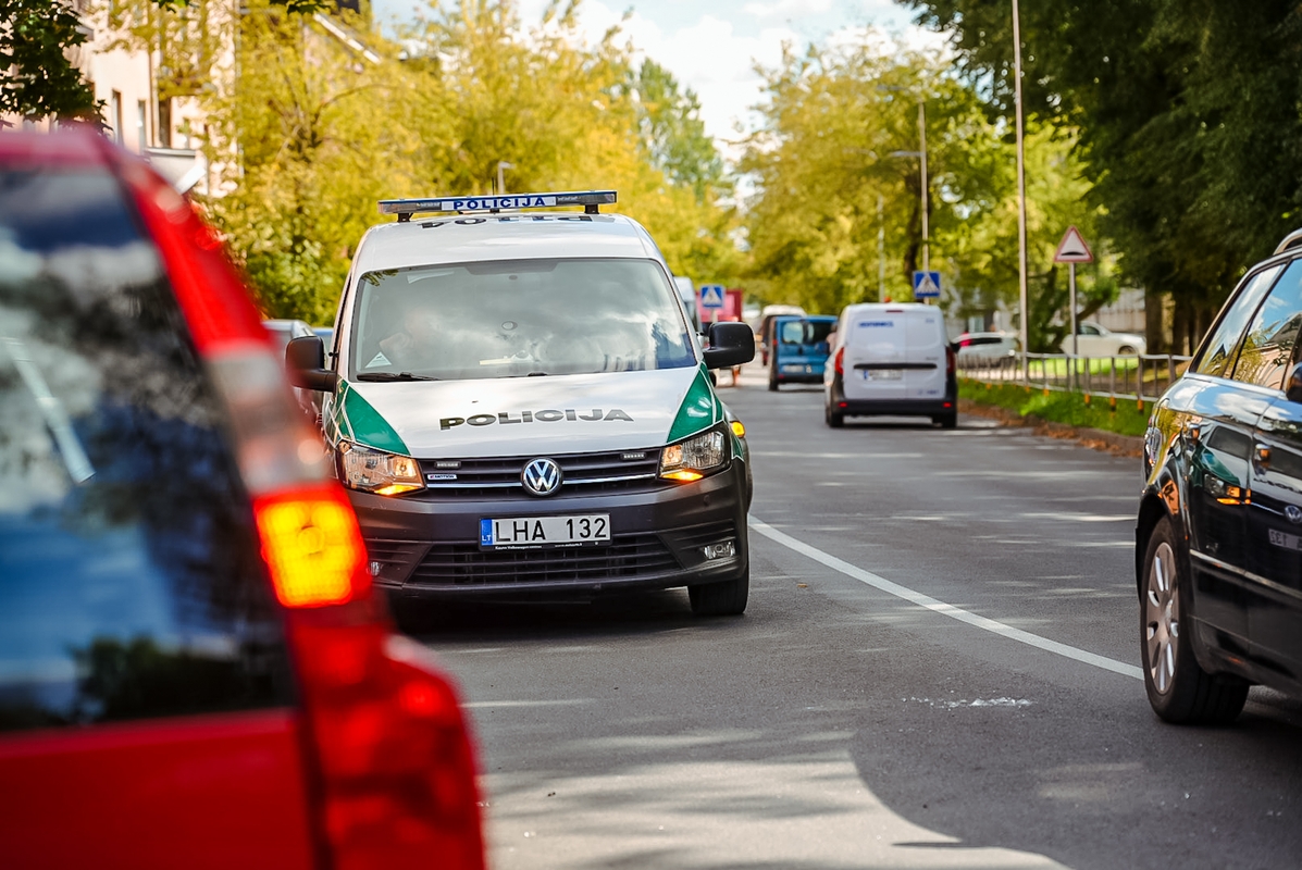 Į tarnybą vykęs karys mašinos veidrodėliu kliudė keliu ėjusią moterį
