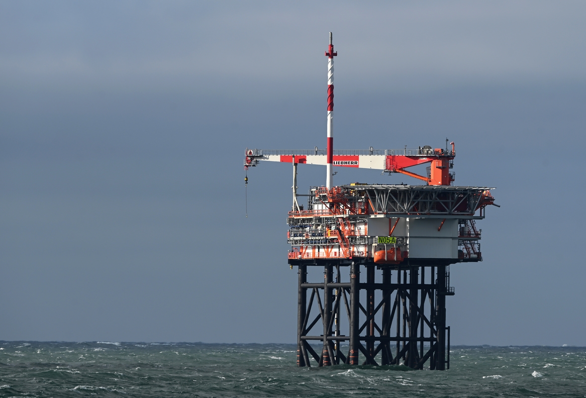 OPEC+ svarstant gavybos didinimą, naftos kainos patraukė žemyn