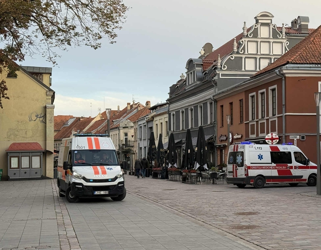 Į Vilniaus gatvę atskubėjo du greitosios pagalbos ekipažai: pasidarė bloga senyvo amžiaus vyrui