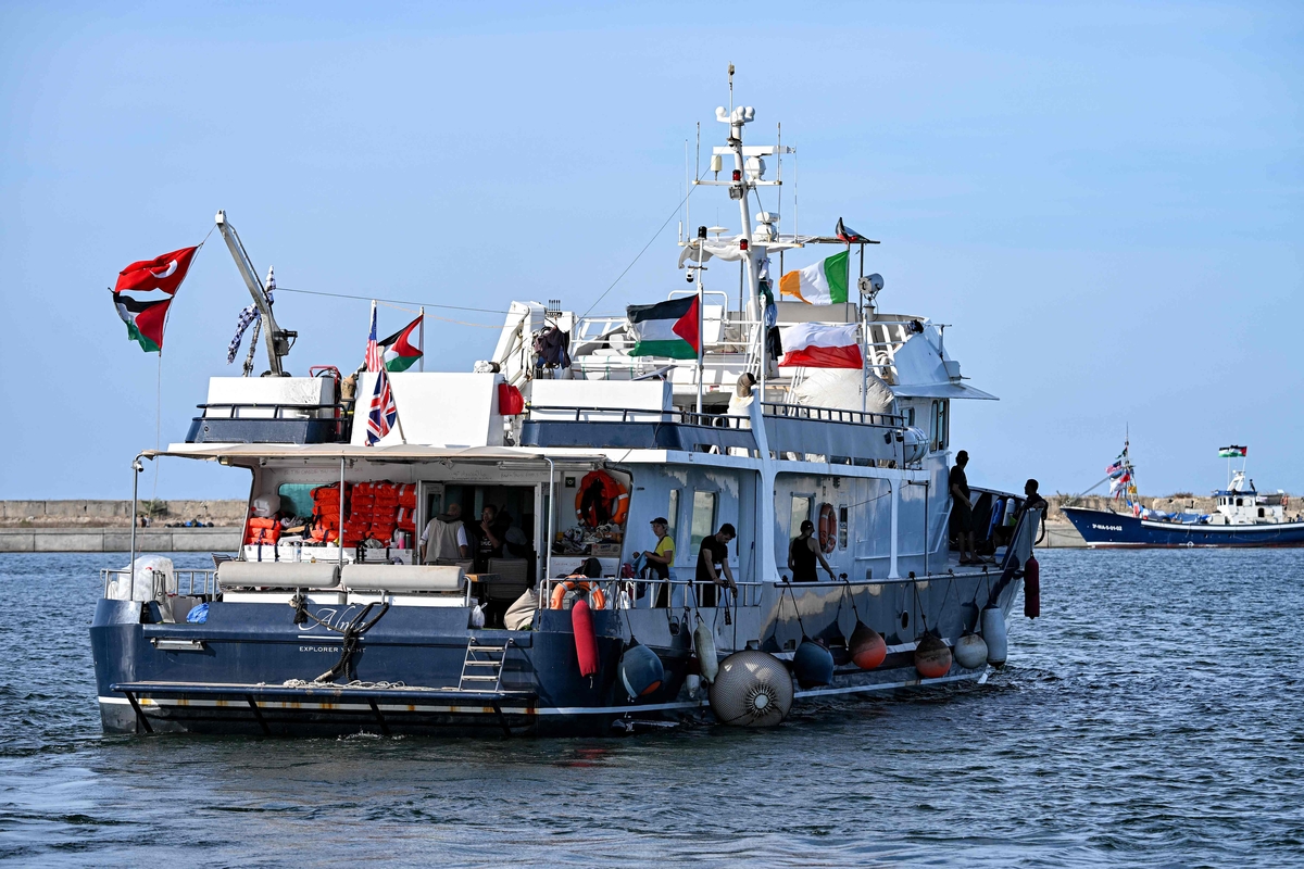 Pagalbos Gazai flotilė tęsia kelionę, Izraelį kaltina bauginimu