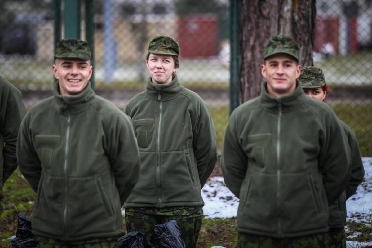 Į kariuomenės dalinius atvyko savanoriai