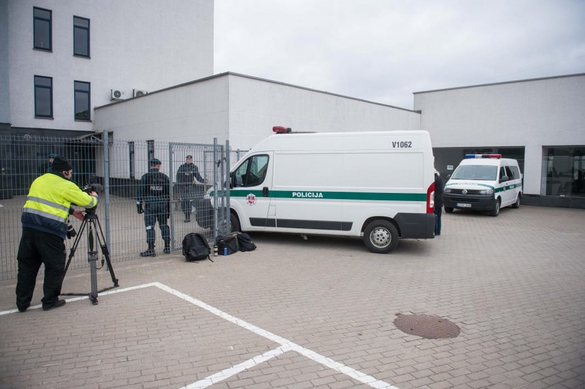 Įtariami I. Strazdauskaitės žudikai atvesti į teismą