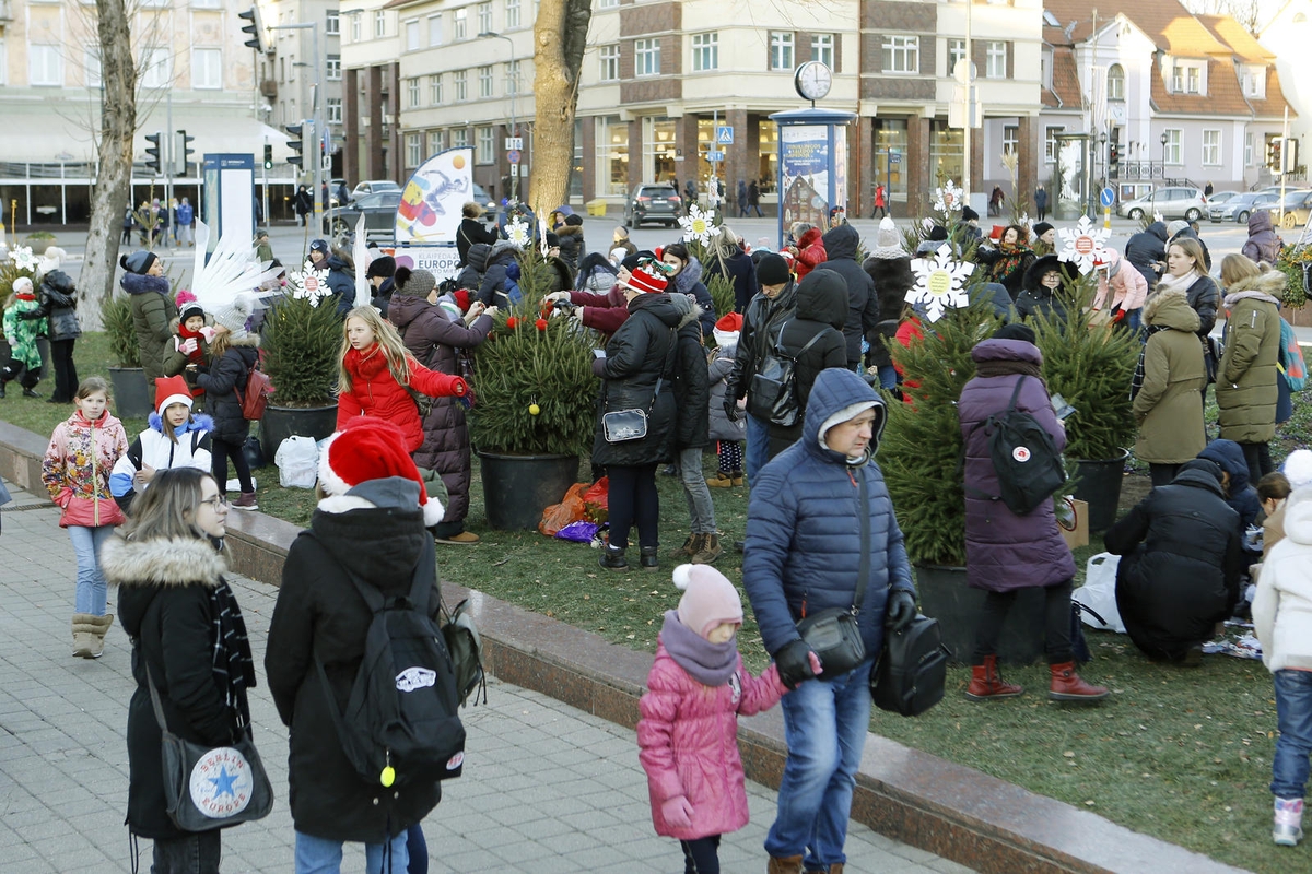 100 eglučių Atgimimo aikštėje puošimas