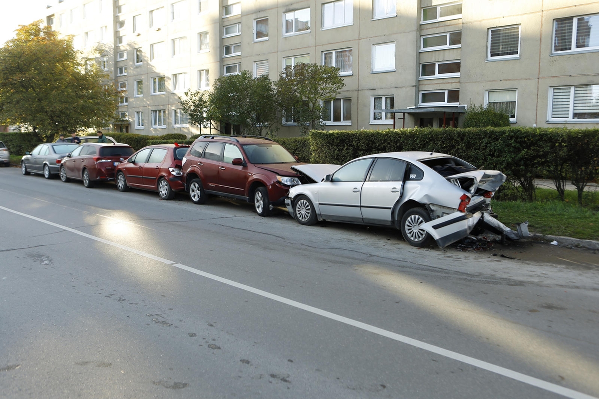 Masinė avarija Klaipėdos daugiabučio kieme