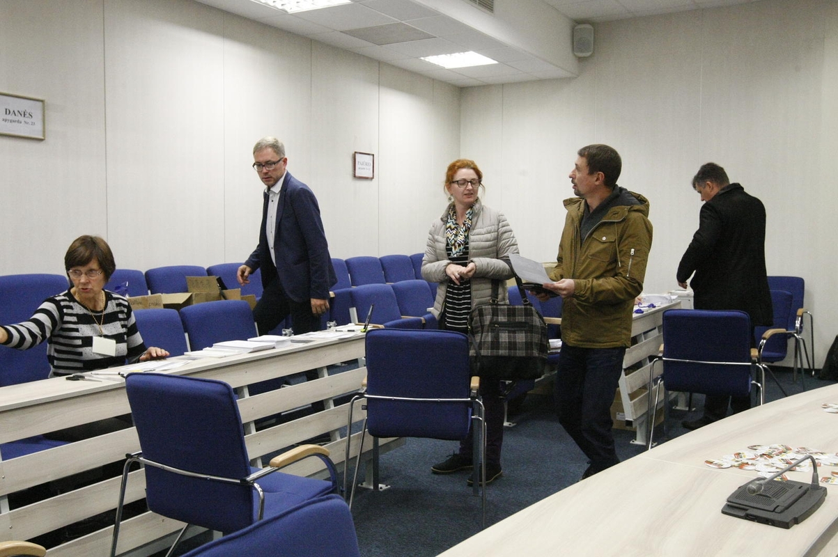 Antrasis Seimo rinkimų turas: rinkėjai balsuoja vangiai