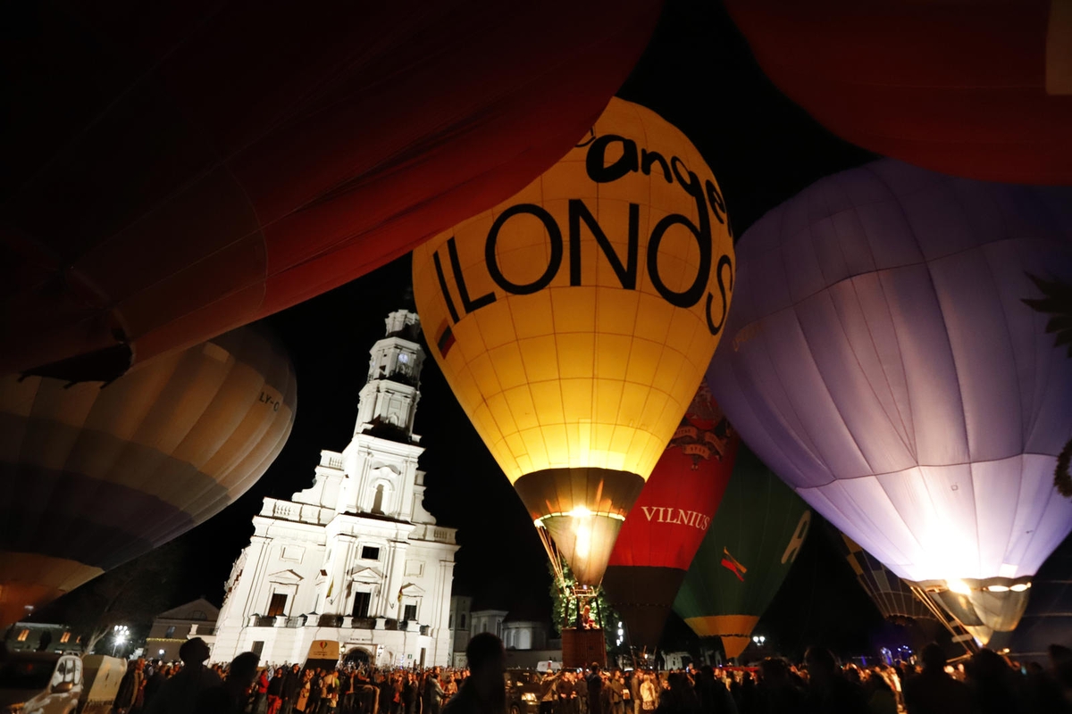 Naktinis oro balionų šou Kaune