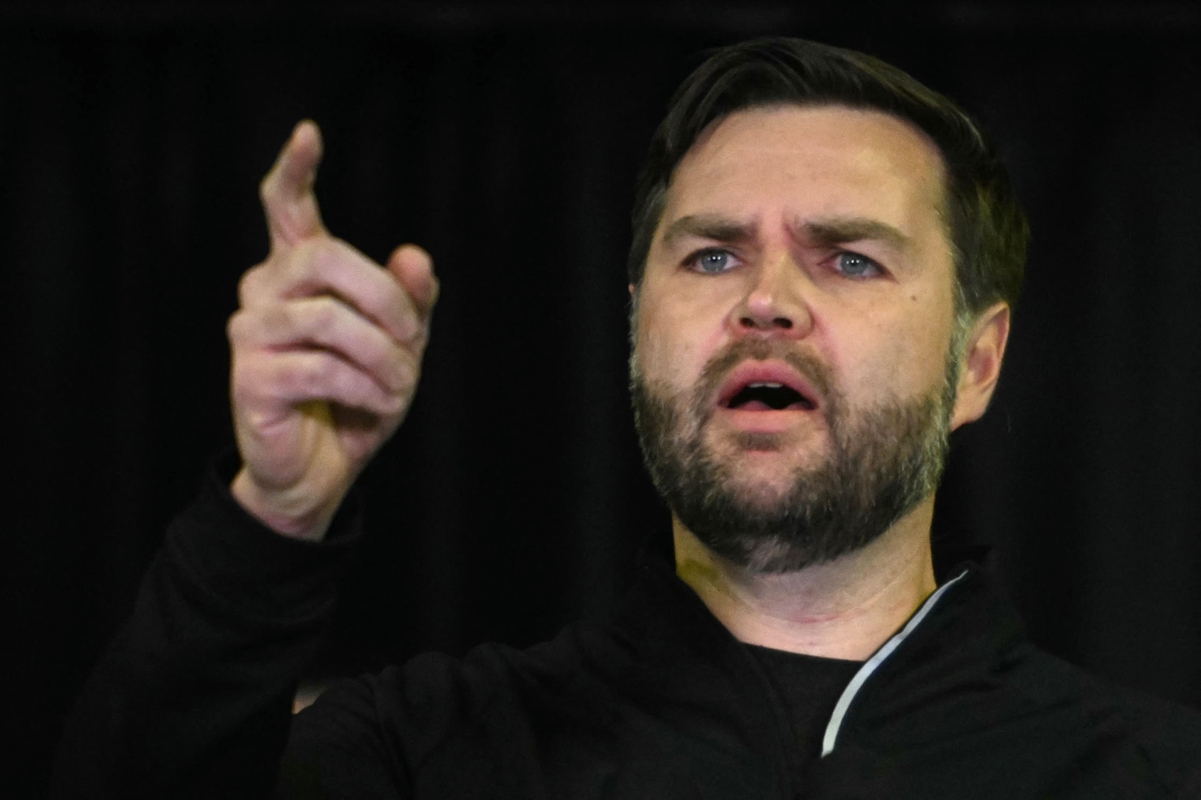 Vance‘as paragino Europą nebūti JAV „vasalu“