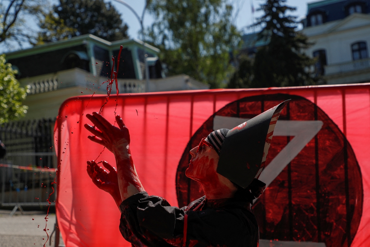 Protestas prie Rusijos ambasados gegužės 9 dieną.