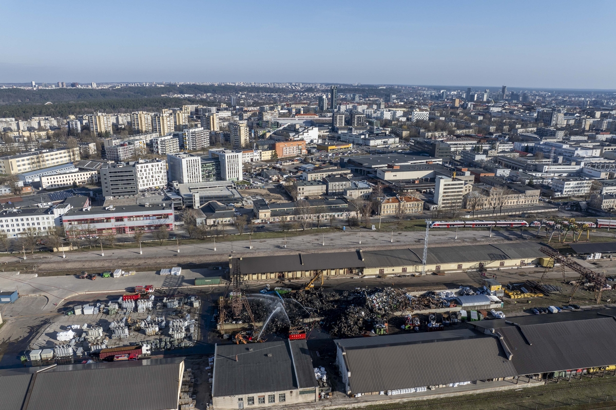 Užgesintas didelis gaisras Vilniaus automobilių sąvartyne
