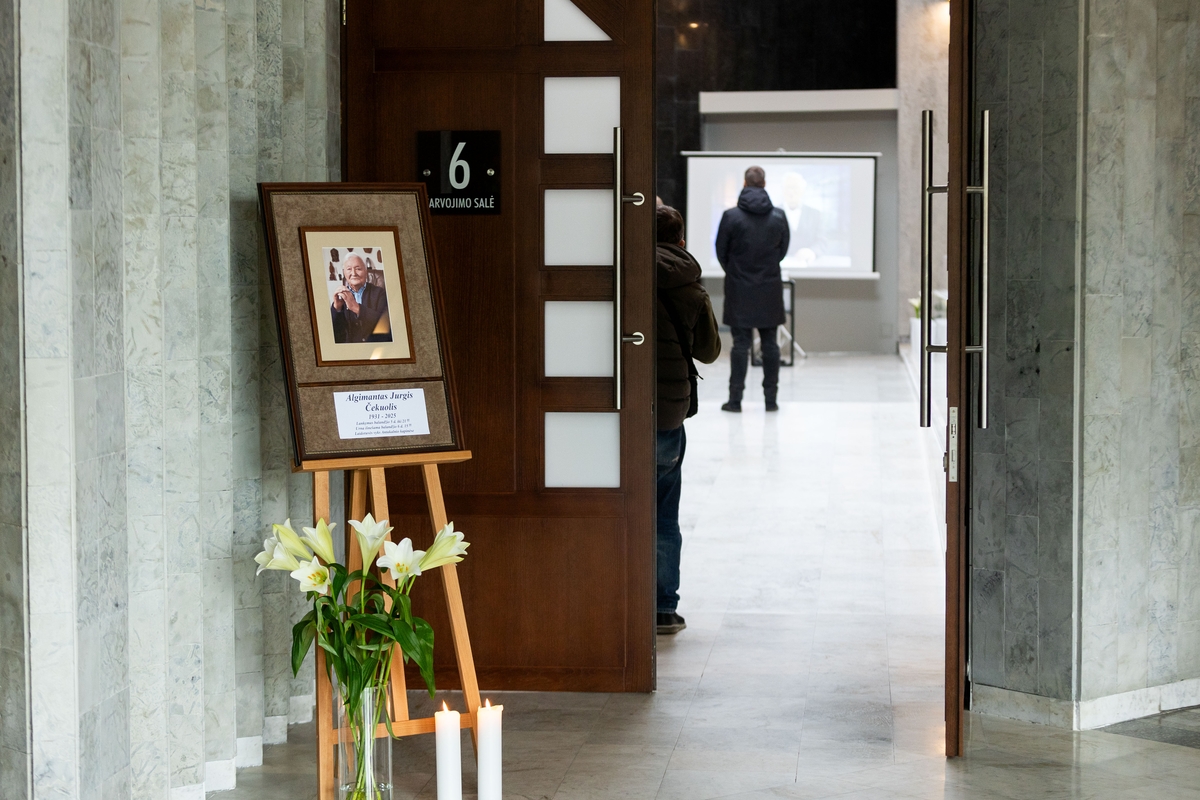 Vilniuje atsisveikinama su Algimantu Čekuoliu