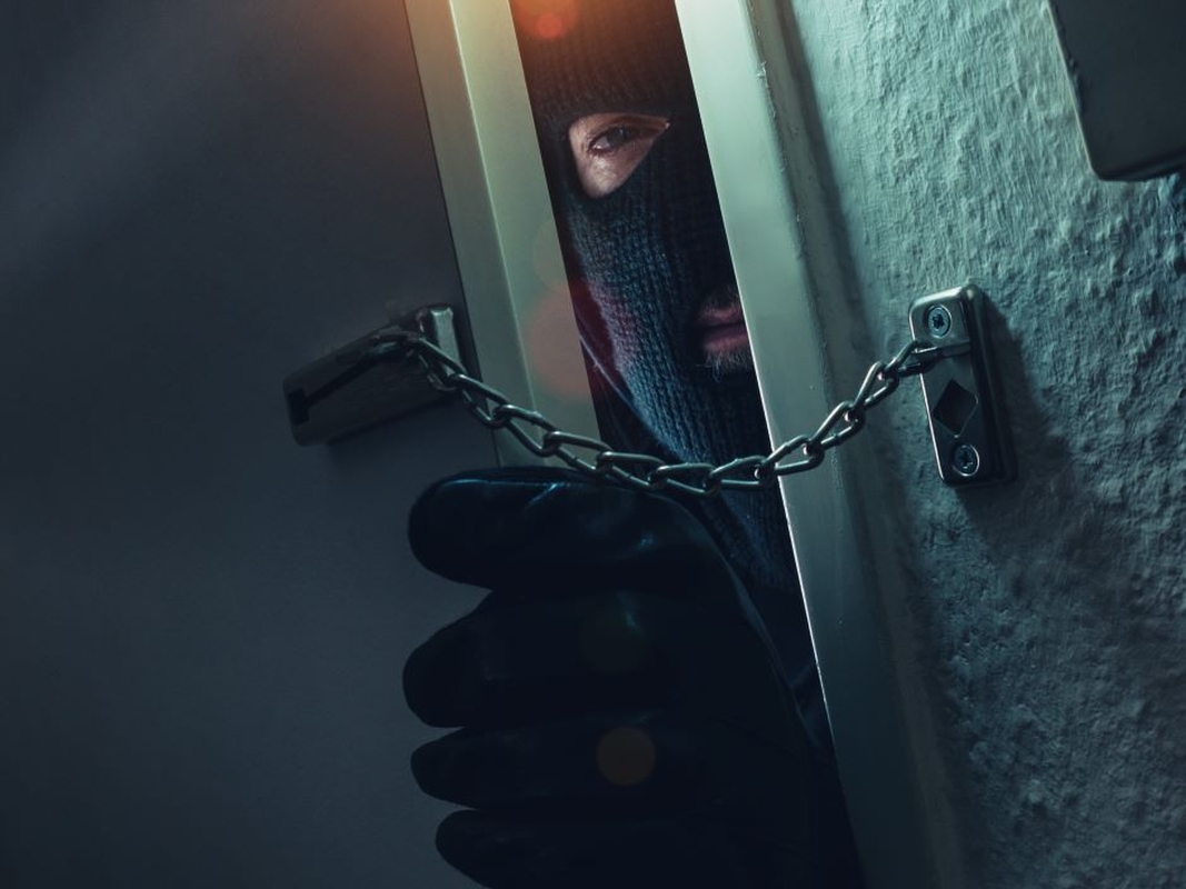 Į namus įsiveržę plėšikai sumušė senolę ir pagrobė telefoną