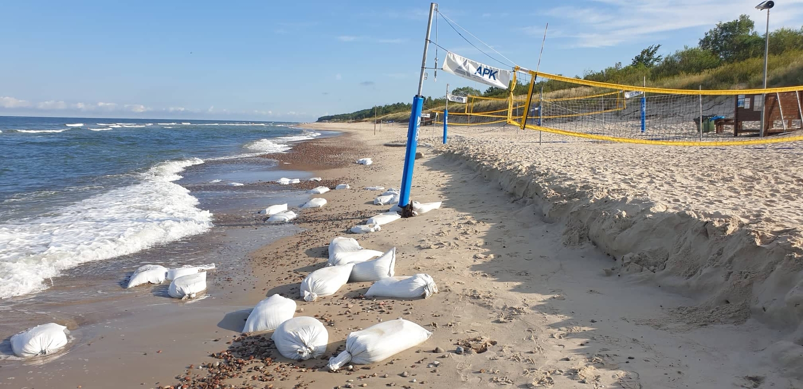 Įpykdė: klaipėdietis, išvydęs pajūryje ne pirmus metus paliekamus plastiko maišus su smėliu, kėlė klausimą – kodėl tinklinio aikštelių operatoriai įžūliai teršia gamtą?