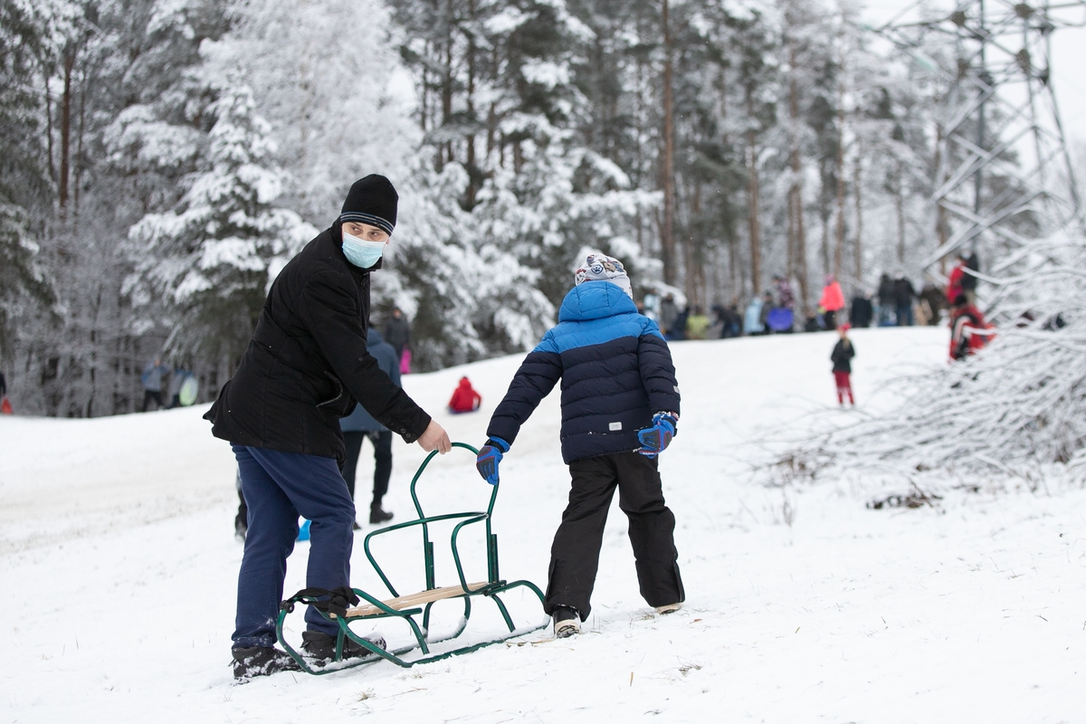 Su rogėmis ir čiuožynėmis kauniečiai šturmavo parkus ir miškus