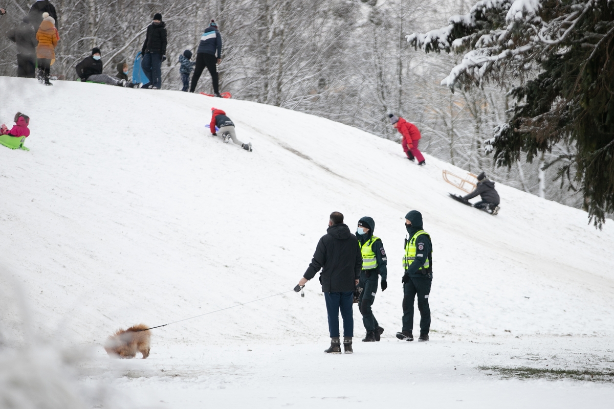 Su rogėmis ir čiuožynėmis kauniečiai šturmavo parkus ir miškus
