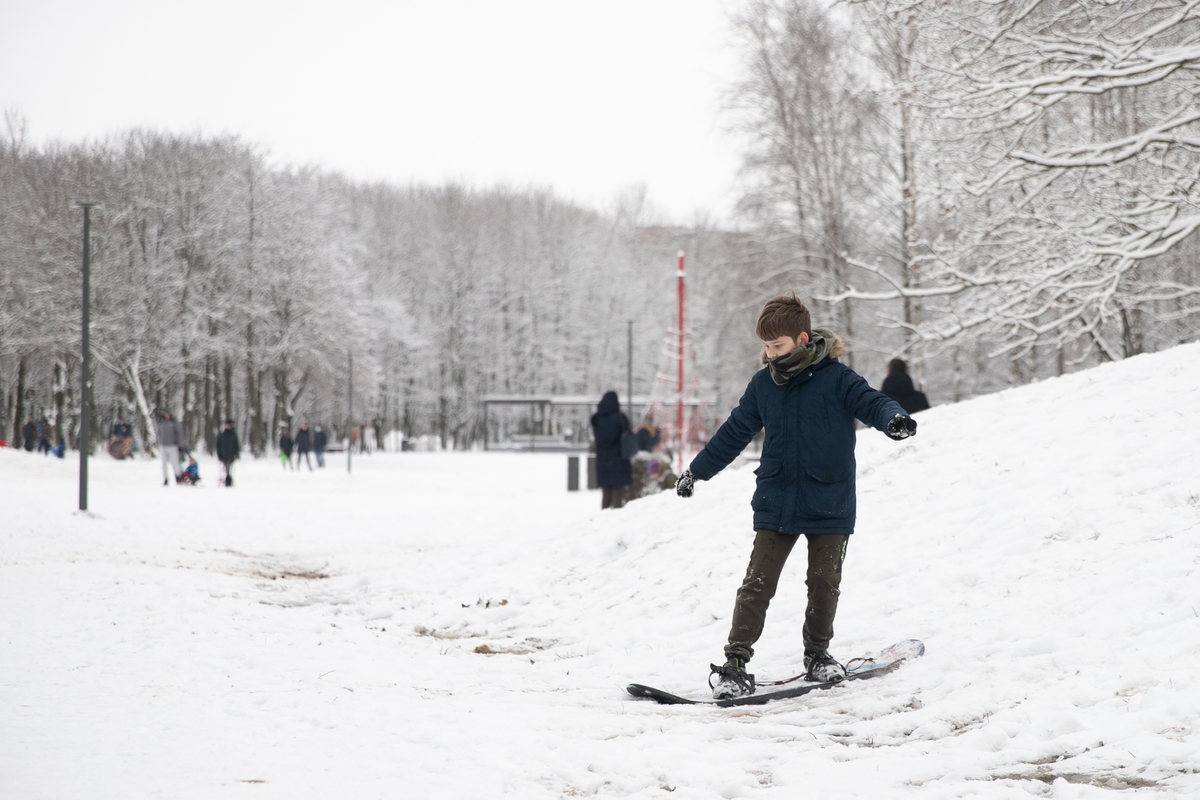 Su rogėmis ir čiuožynėmis kauniečiai šturmavo parkus ir miškus