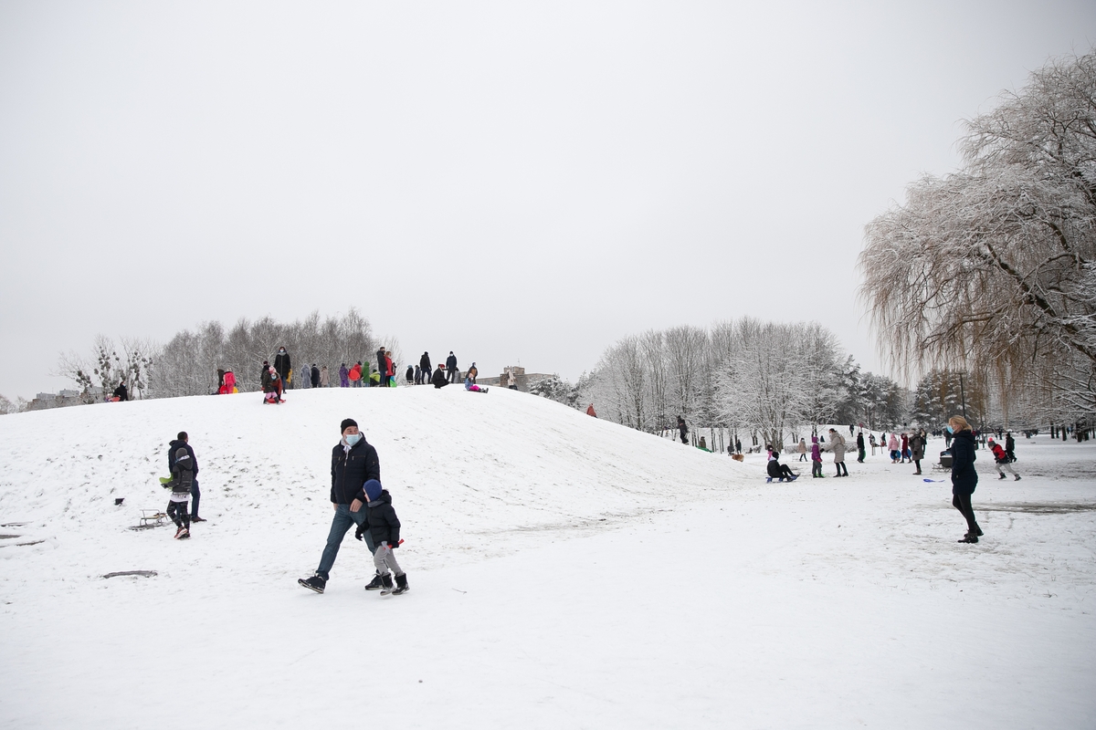 Su rogėmis ir čiuožynėmis kauniečiai šturmavo parkus ir miškus