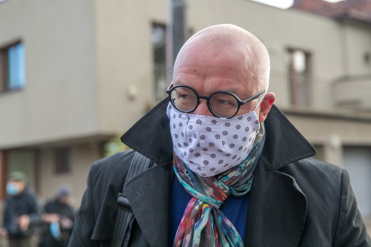 Žmonės susirinko pasirašyti peticiją dėl griaunamo Perkūno alėjos namo