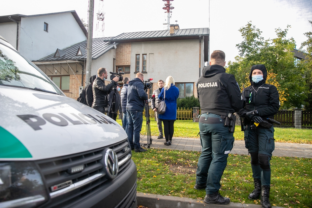 Žmonės susirinko pasirašyti peticiją dėl griaunamo Perkūno alėjos namo