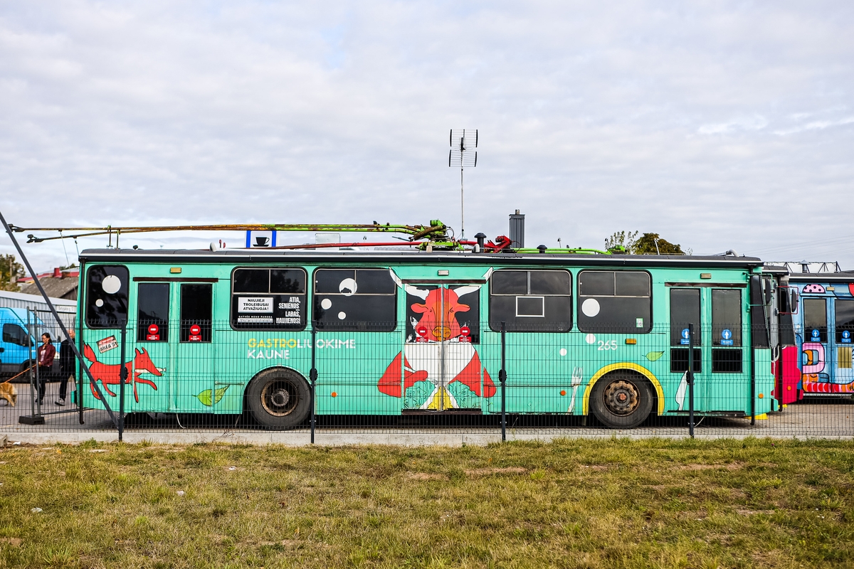Senuose troleibusuose įkurta kavinė