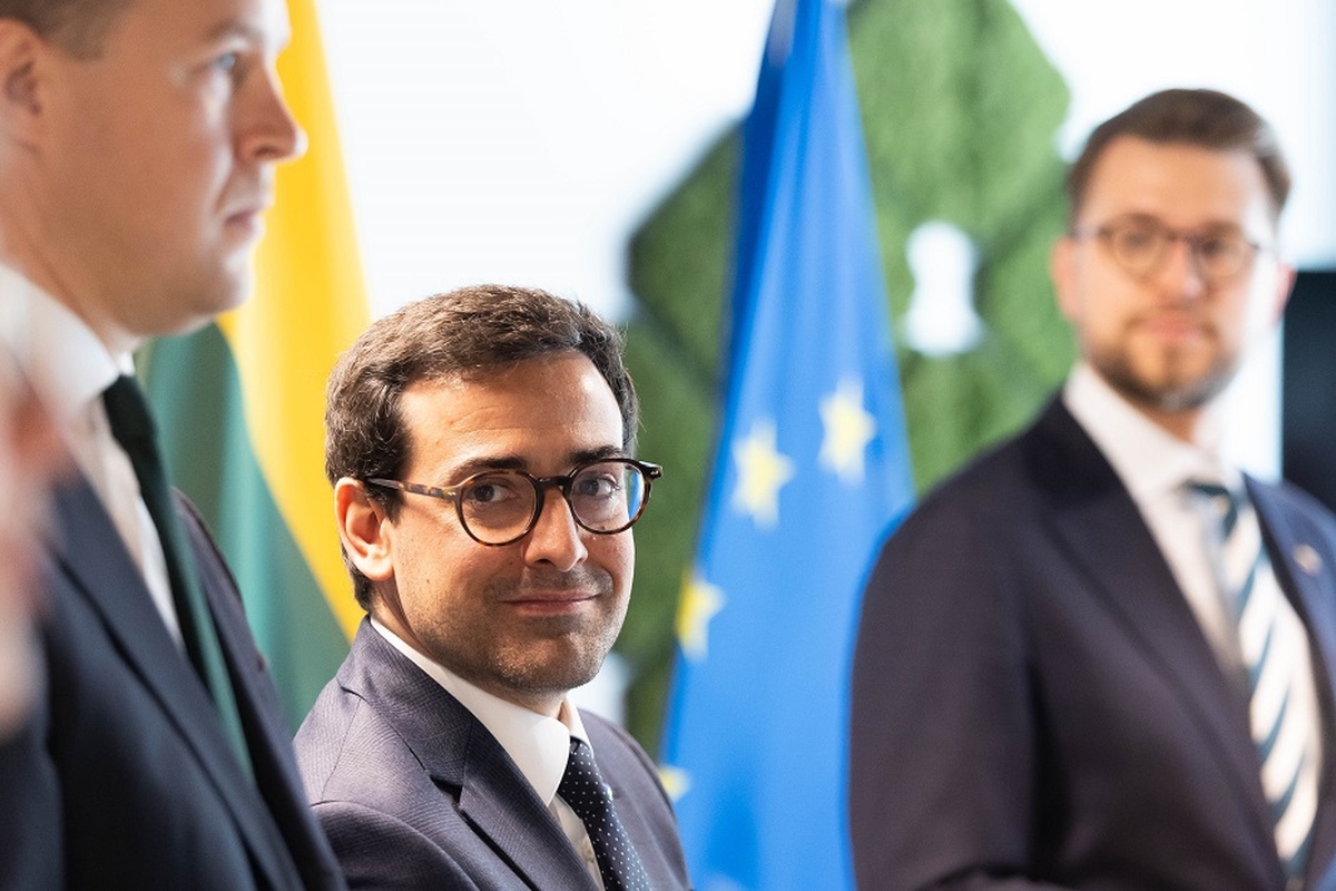 EK atstovo Stéphane Séjourné ir ministro Luko Savicko trumpoji spaudos konferencija 