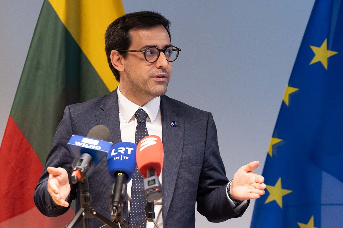 EK atstovo Stéphane Séjourné ir ministro Luko Savicko trumpoji spaudos konferencija 