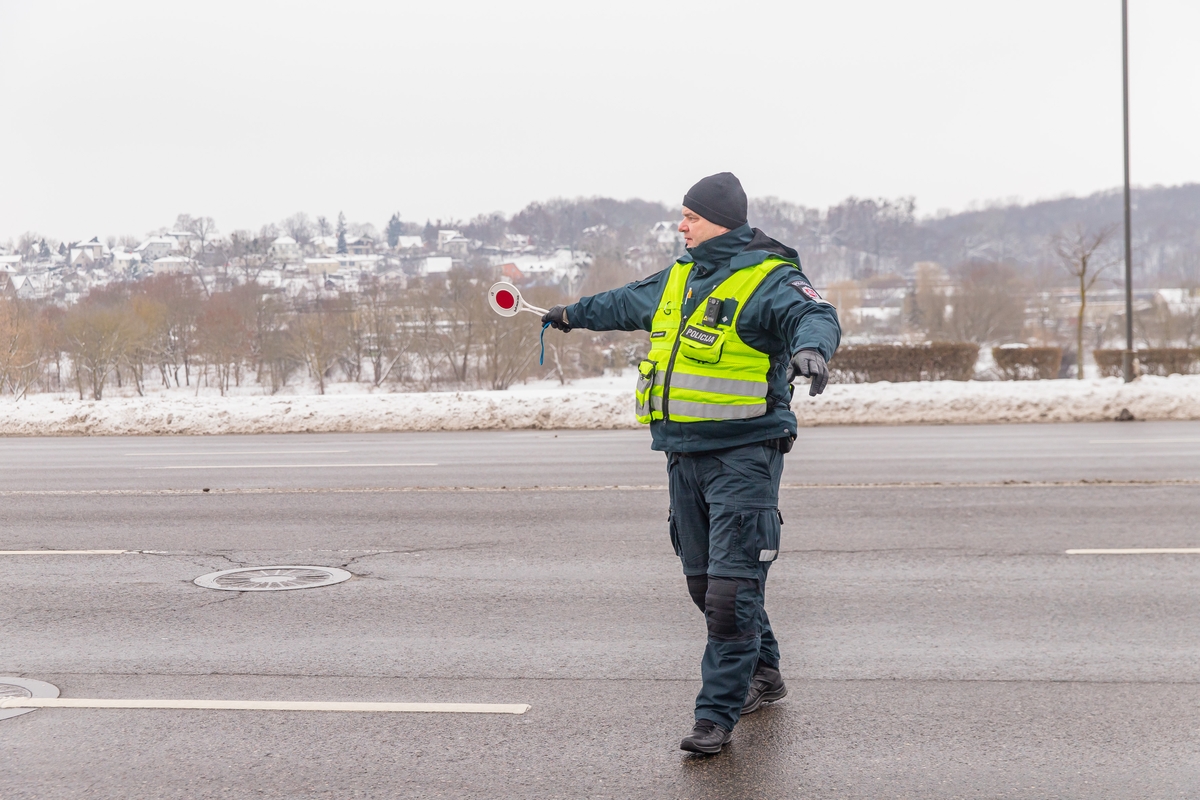 Kaune miškininkai su policija vairuotojams dovanojo eglutes