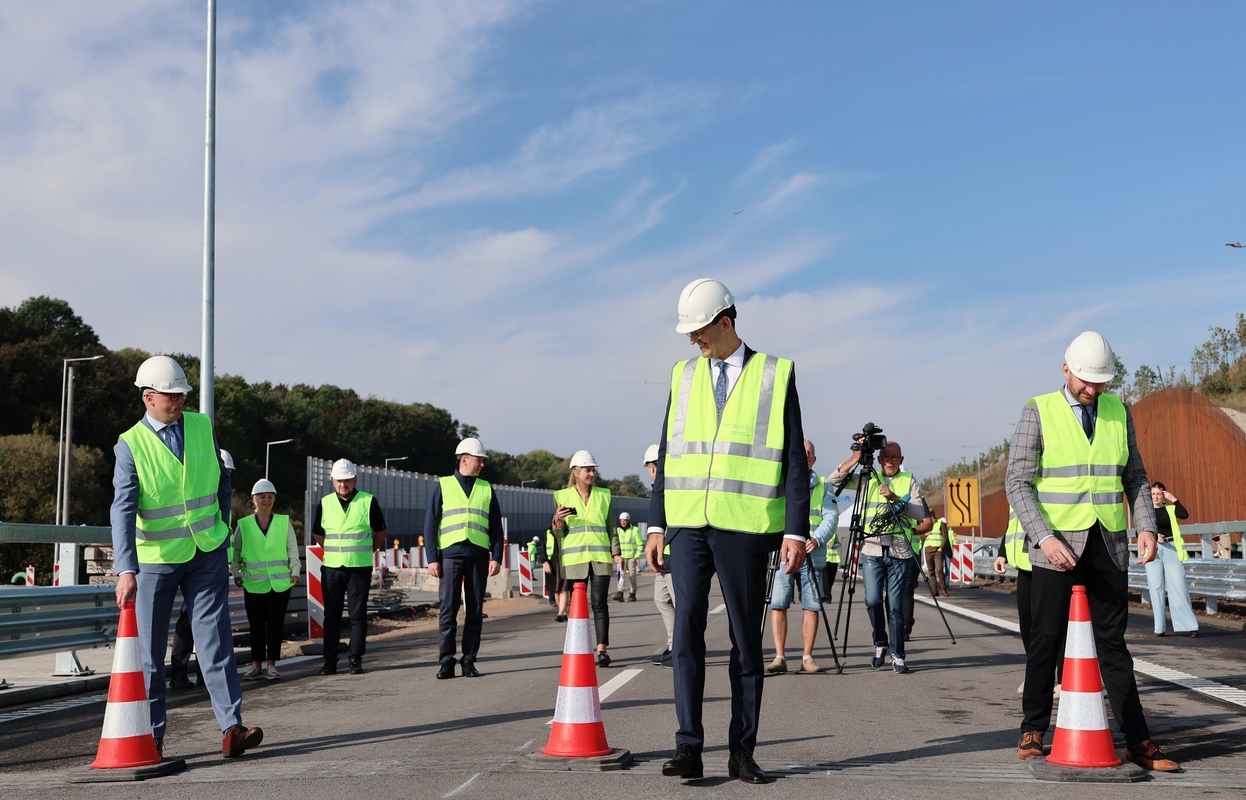 A1 kelyje atidarytas vidurinis tiltas per Nerį