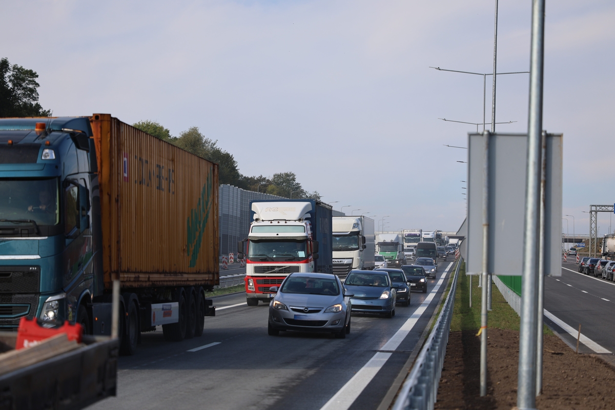 A1 kelyje atidarytas vidurinis tiltas per Nerį