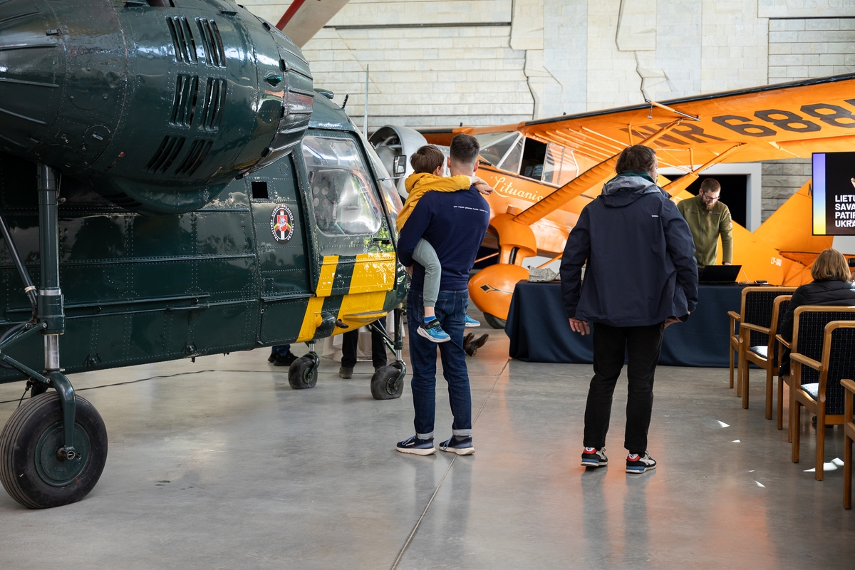 Aviacijos muziejuje savanoriai dalijosi patirtimi Ukrainoje