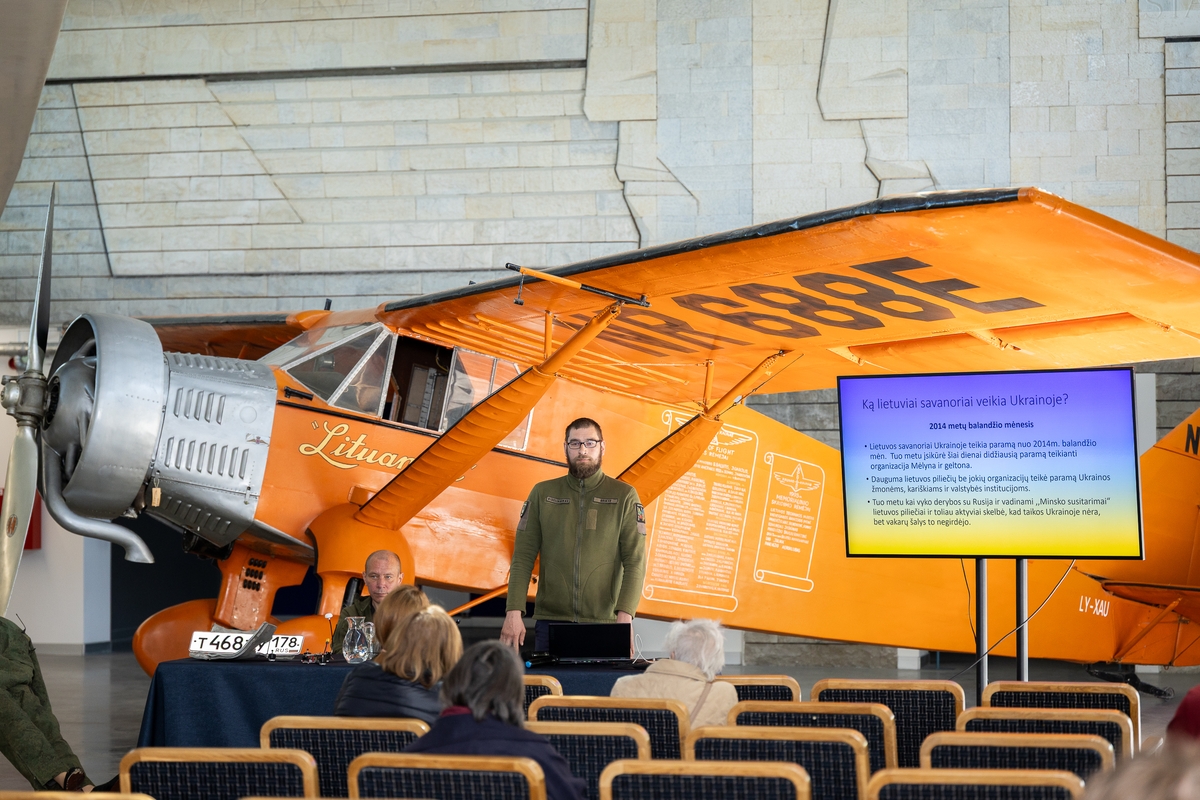 Aviacijos muziejuje savanoriai dalijosi patirtimi Ukrainoje