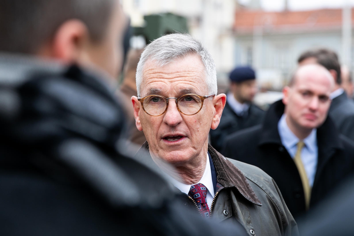 Kariuomenei perkami šarvuoti visureigiai