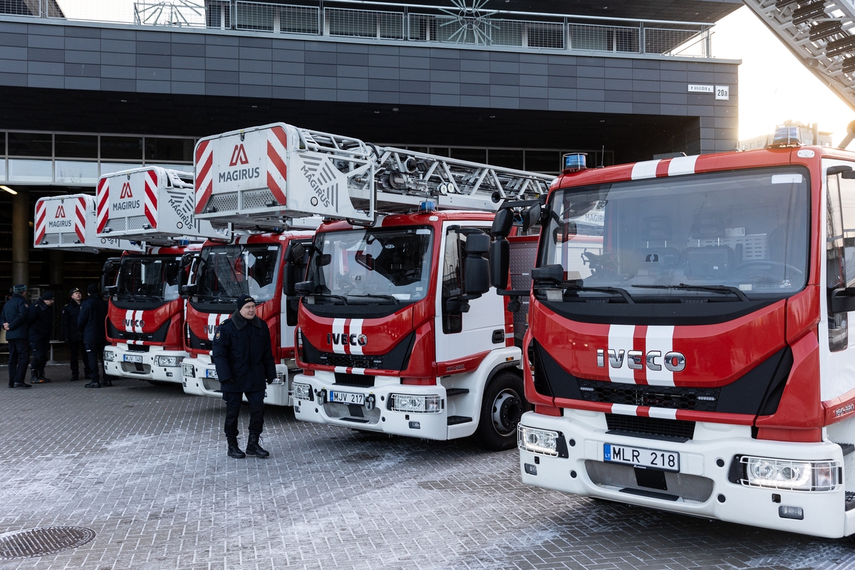 Ugniagesiams perduotos naujos automobilinės kopėčios