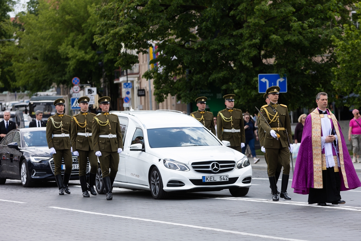 A. Adamkienės laidotuvės