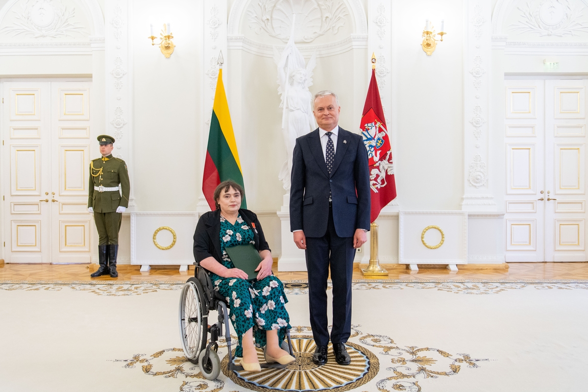 Prezidentas įteikė apdovanojimus už nuopelnus motinystei ir globai