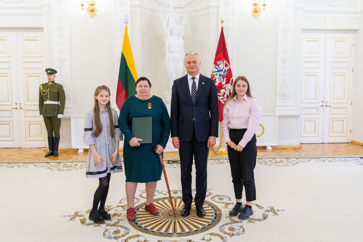 Prezidentas įteikė apdovanojimus už nuopelnus motinystei ir globai