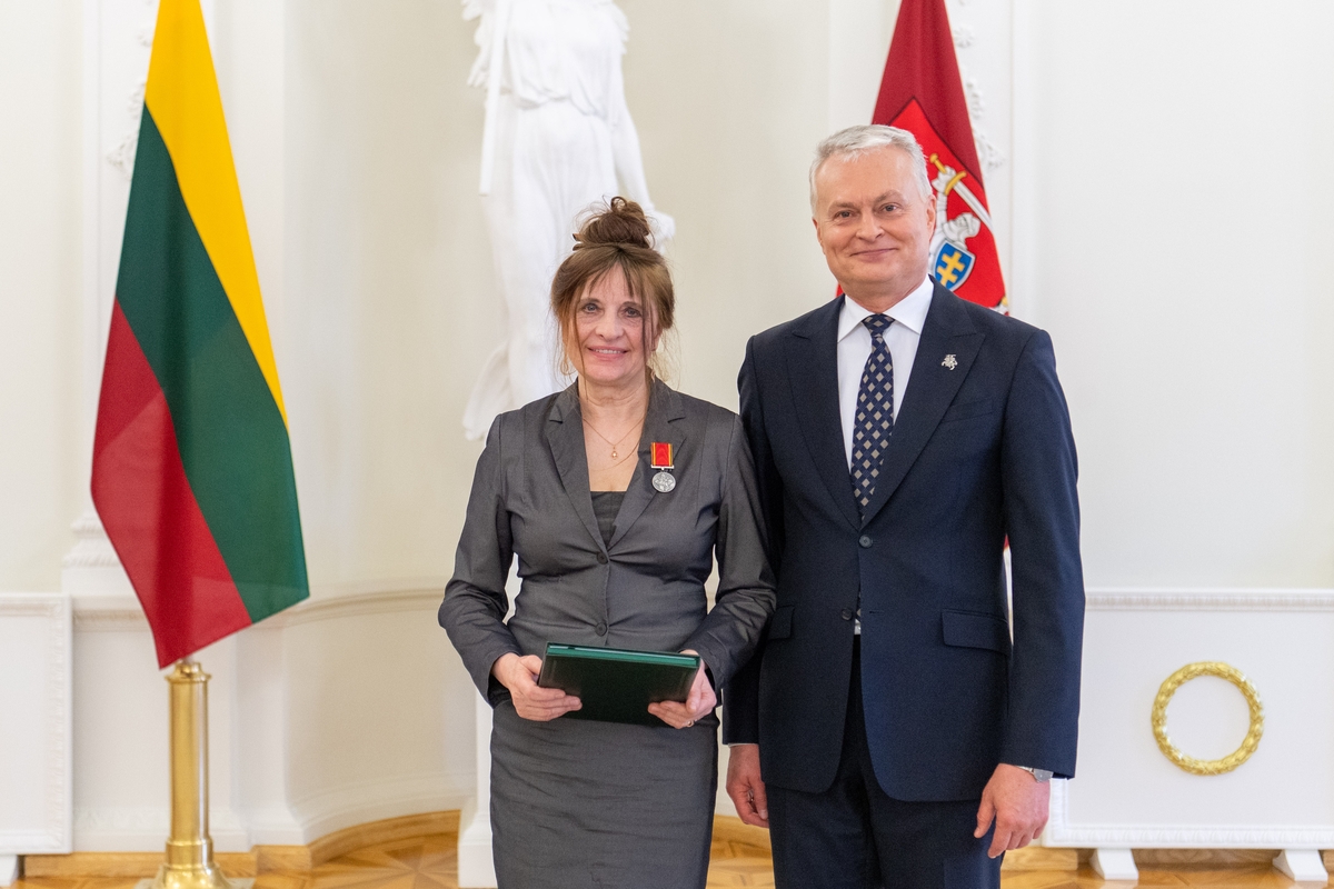 Prezidentas įteikė apdovanojimus už nuopelnus motinystei ir globai