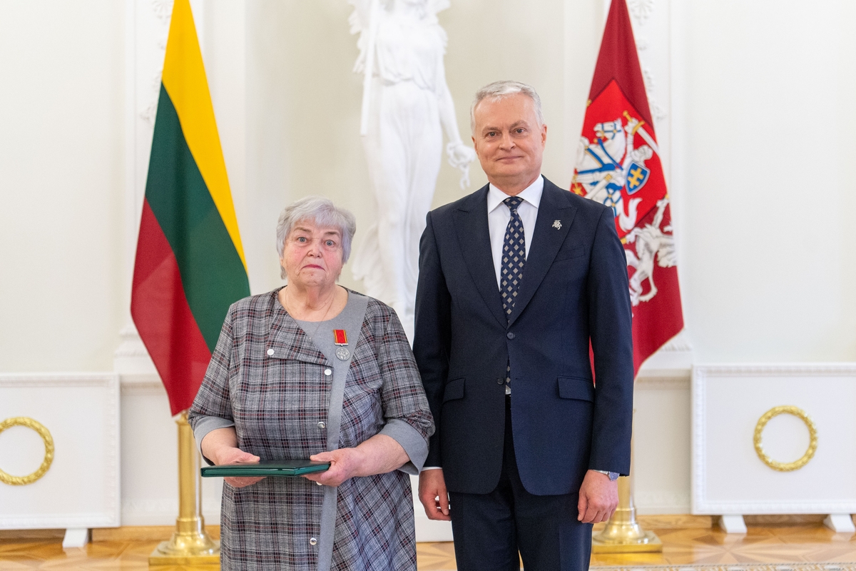 Prezidentas įteikė apdovanojimus už nuopelnus motinystei ir globai