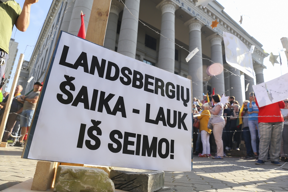 Protestas prie Seimo prieš COVID-19 ribojimus