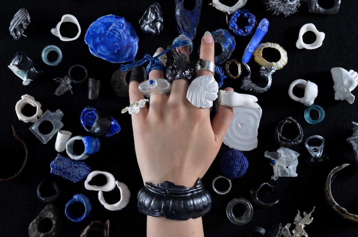 Jorilė Švedaitė. Bakalauro baigiamasis darbas, fragmentas iš juvelyrikos instaliacijos „Collect“. 2023 m. (darbo vadovė doc. N. Poškutė-Jukumienė).