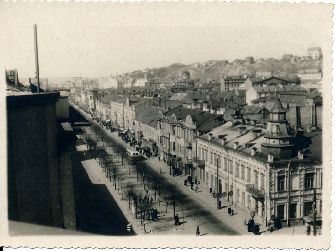Šeimininkai: pirklys J. Aronovskas (Aronovskis), g. 1877 Vilijampolėje ir  E. Černaitė Aronovskienė, g. 1888 Kaune.