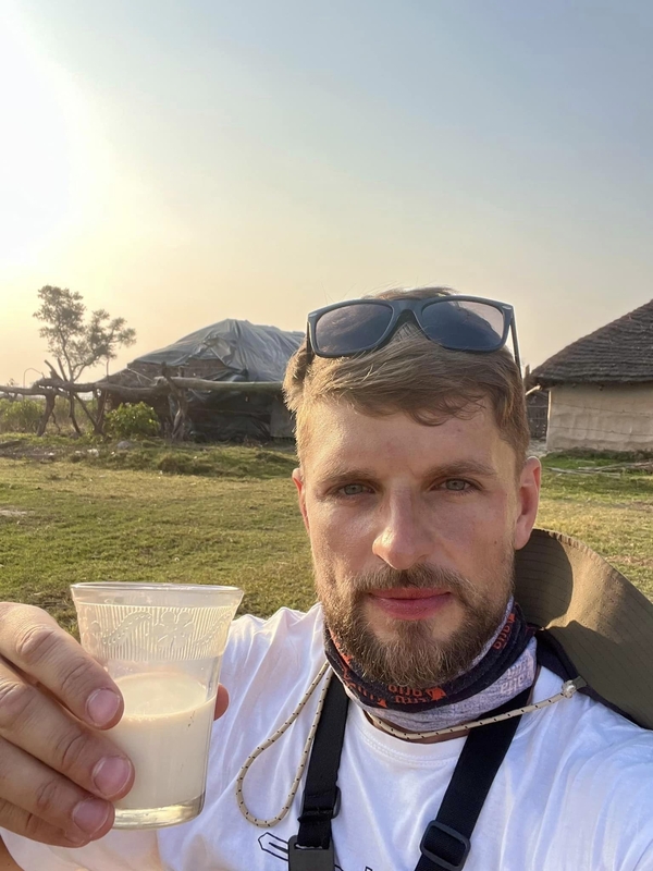 Pakeliui: „Teko praplaukti pro keletą milžiniškų tiltų,nutiestų per Gangą. Nesusilaikiau ir pasidariau asmenukę”, – šypsosi keliautojas.