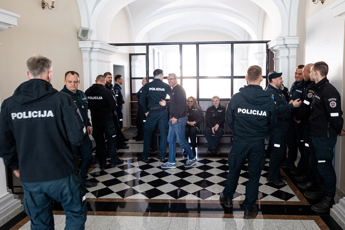 Teismas vėl atvertė moterį nušovusio pareigūno bylą