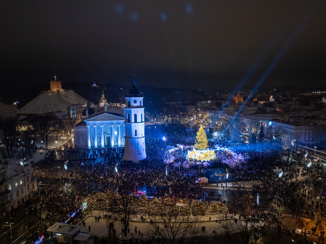 Vilniuje įžiebta Kalėdų eglė 2023