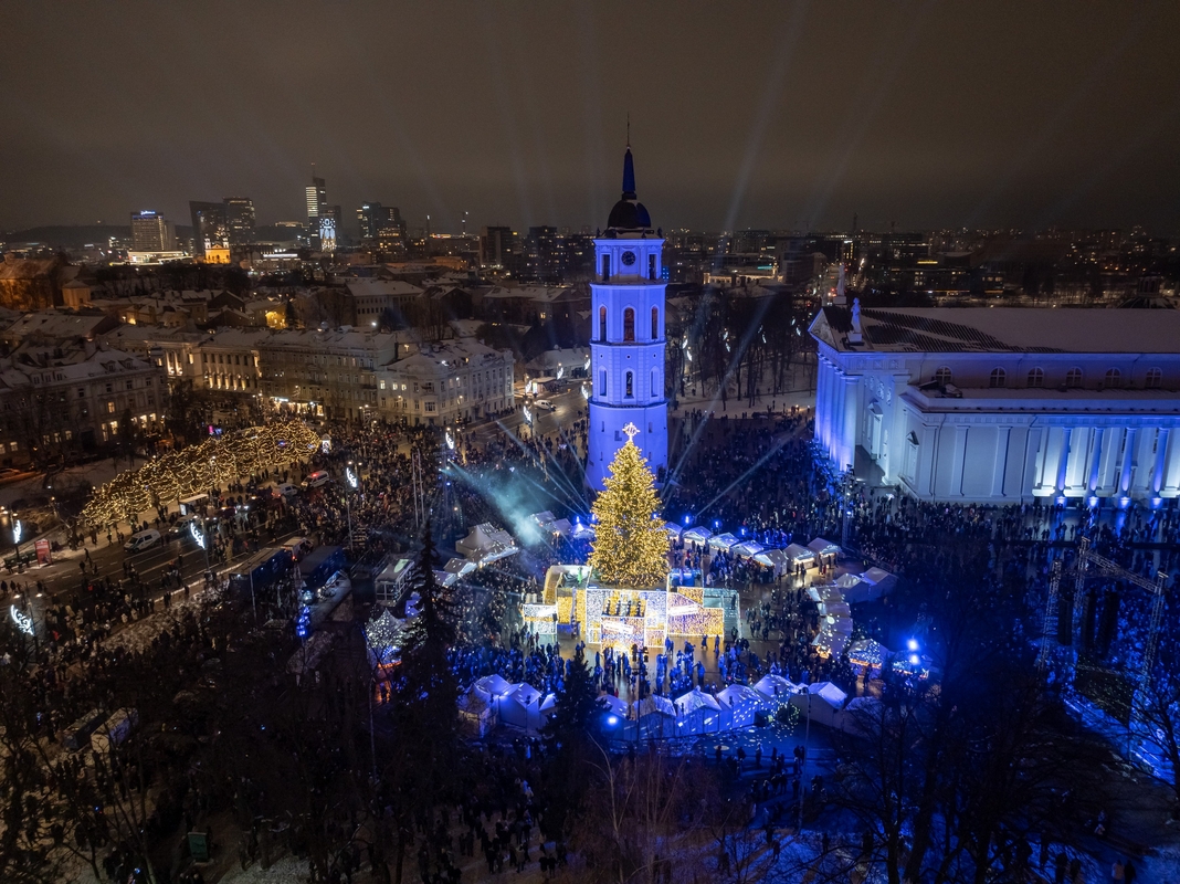 Vilniuje įžiebta Kalėdų eglė 2023